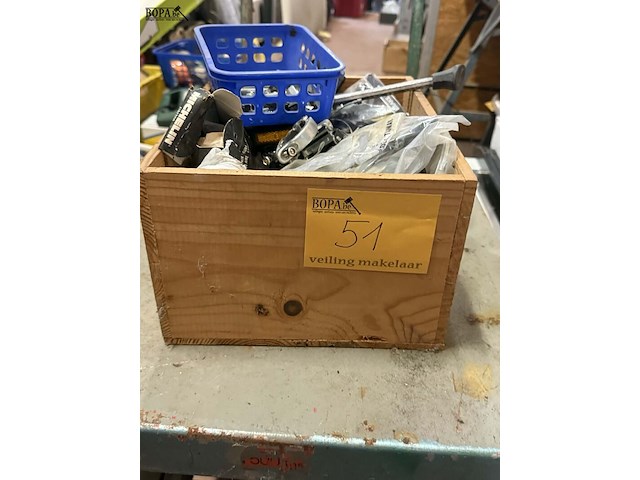 Lot 51 - fietstoebehoren allerlei: oa shimano remkabels, trappers, li - afbeelding 1 van  3