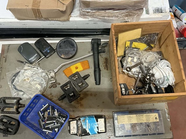 Lot 51 - fietstoebehoren allerlei: oa shimano remkabels, trappers, li - afbeelding 2 van  3