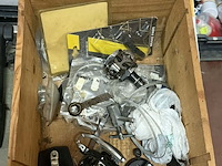 Lot 51 - fietstoebehoren allerlei: oa shimano remkabels, trappers, li - afbeelding 3 van  3