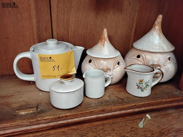 Lot 51 - keramische uienpot en servies - afbeelding 1 van  1