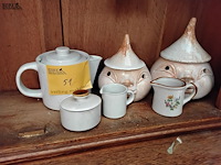 Lot 51 - keramische uienpot en servies - afbeelding 1 van  1