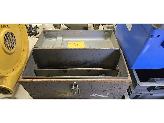 Lot 51 - koffer met boren en beitels - afbeelding 1 van  2