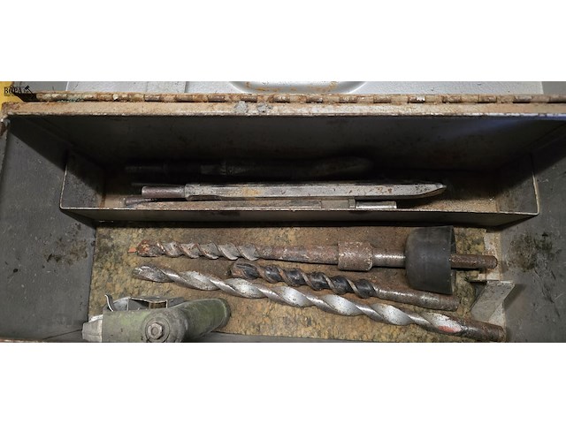Lot 51 - koffer met boren en beitels - afbeelding 2 van  2