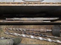 Lot 51 - koffer met boren en beitels - afbeelding 2 van  2