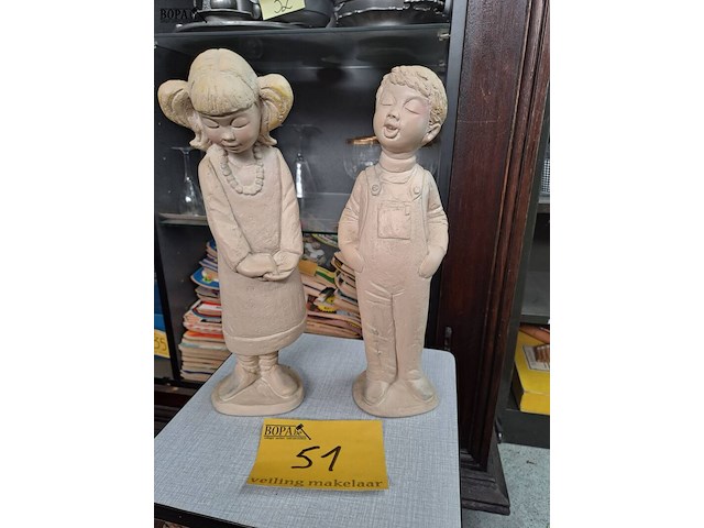 Lot 51 - lot duo beelden kind jongen-meisje - afbeelding 1 van  2