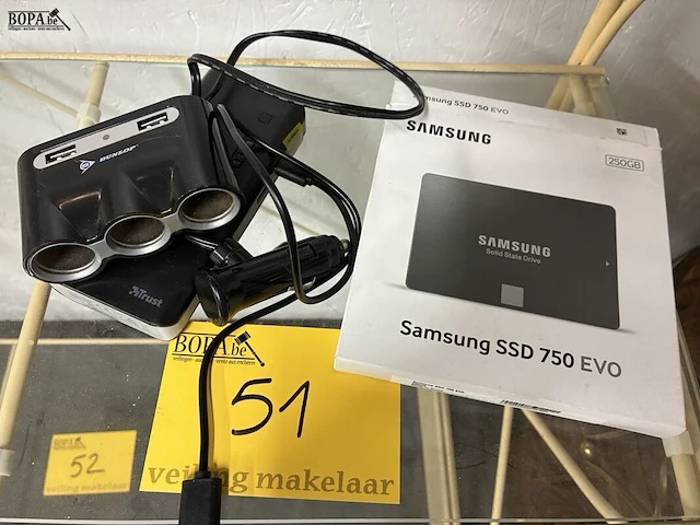 Lot 51 - lot powerbank/sigarettenaansteker-splitter/samsung - afbeelding 1 van  3