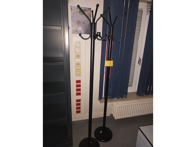 Lot 51 - metalen kapstok. 2 stuks - afbeelding 1 van  2