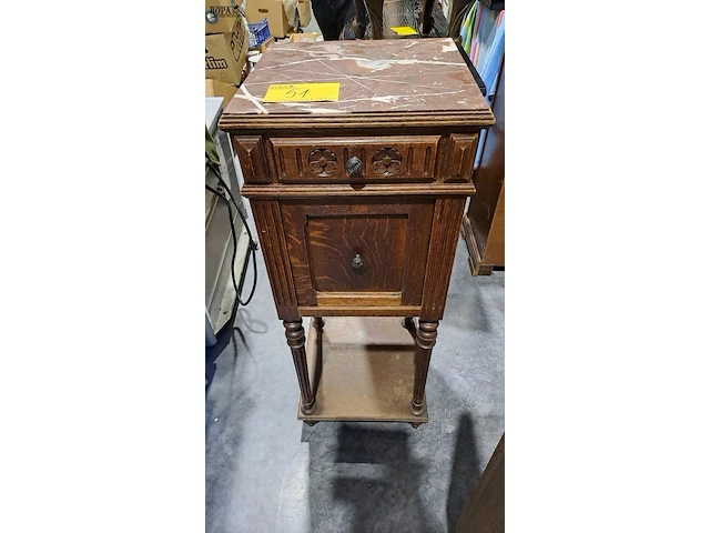 Lot 51 - meubelkastje met marmeren blad - afbeelding 1 van  1