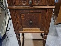 Lot 51 - meubelkastje met marmeren blad