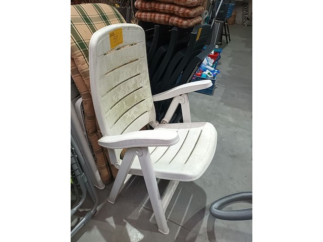 Lot 51 - pvc tuinzetel met kussen. 2 stuks - afbeelding 2 van  4