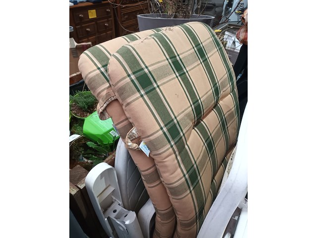 Lot 51 - pvc tuinzetel met kussen. 2 stuks - afbeelding 3 van  4