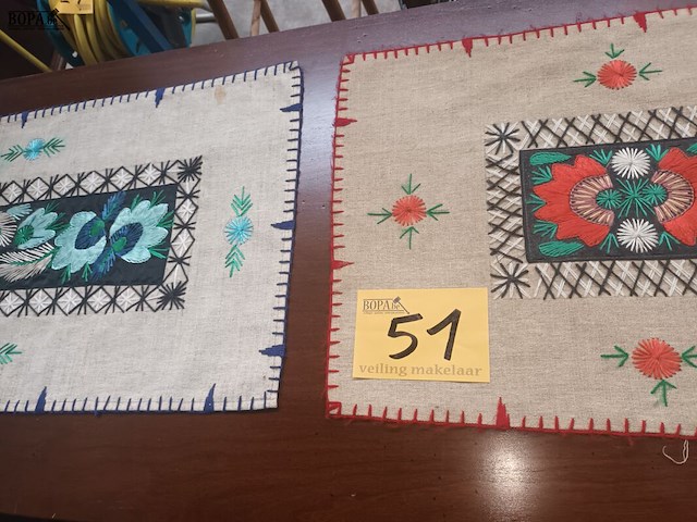 Lot 51 - retro tafelkleedjes. 2 stuks - afbeelding 3 van  3