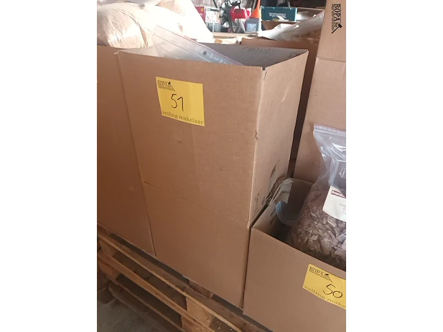 Lot 51 - rookhout chunks hickory 1 kg. 13 stuks - afbeelding 1 van  2
