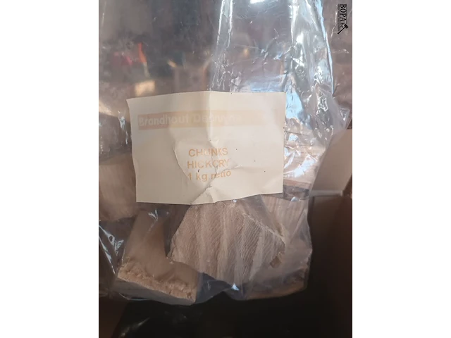 Lot 51 - rookhout chunks hickory 1 kg. 13 stuks - afbeelding 2 van  2