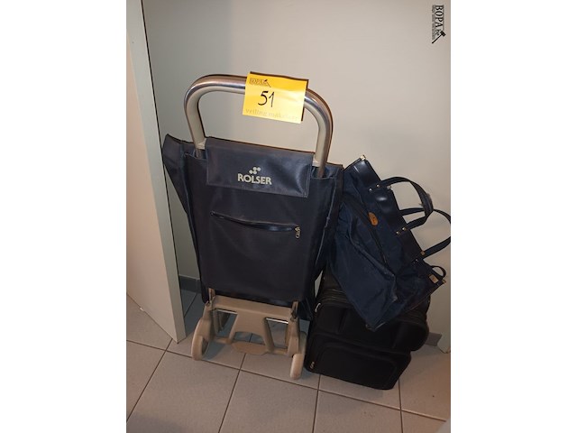 Lot 51 - trolleys en tas - afbeelding 1 van  4