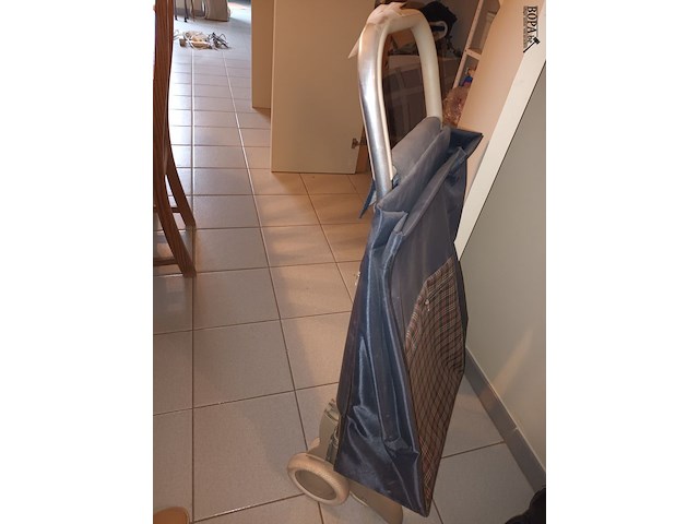 Lot 51 - trolleys en tas - afbeelding 2 van  4