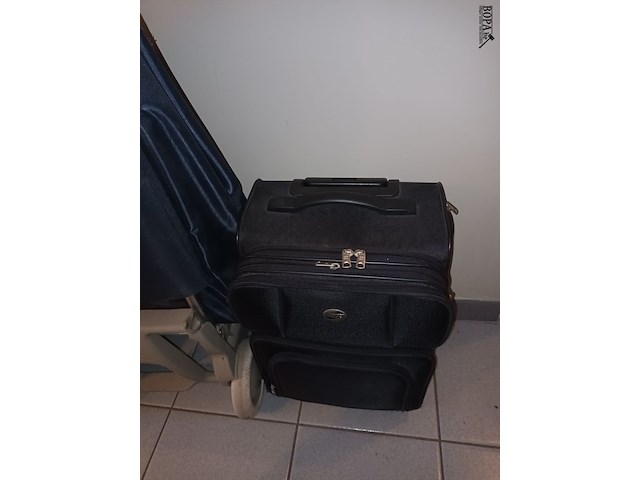 Lot 51 - trolleys en tas - afbeelding 3 van  4