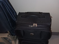 Lot 51 - trolleys en tas - afbeelding 3 van  4