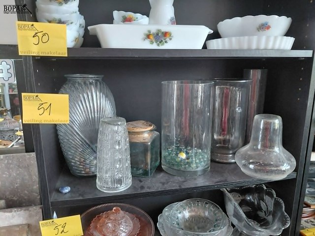 Lot 51 - vazen glaswerk - afbeelding 1 van  3