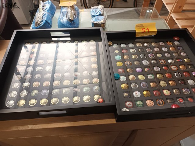 Lot 51 - verzameling champagne capsules - afbeelding 3 van  4