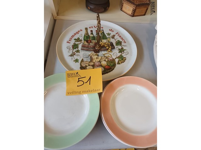 Lot 51 - vintage borden en kaasschaal. 10 stuks - afbeelding 1 van  3
