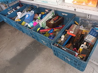 Lot 51 - werkmateriaal en producten. 5 bakken - afbeelding 1 van  6