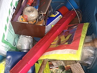Lot 51 - werkmateriaal en producten. 5 bakken - afbeelding 5 van  6