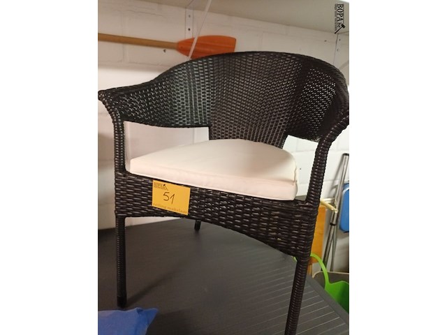 Lot 51 - wicker terrasstoel met kussen - afbeelding 1 van  3