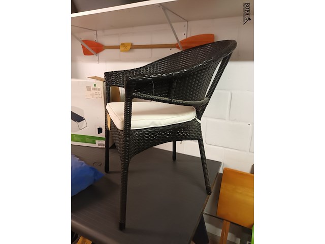 Lot 51 - wicker terrasstoel met kussen - afbeelding 2 van  3