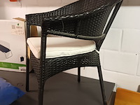 Lot 51 - wicker terrasstoel met kussen - afbeelding 2 van  3