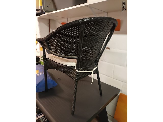 Lot 51 - wicker terrasstoel met kussen - afbeelding 3 van  3