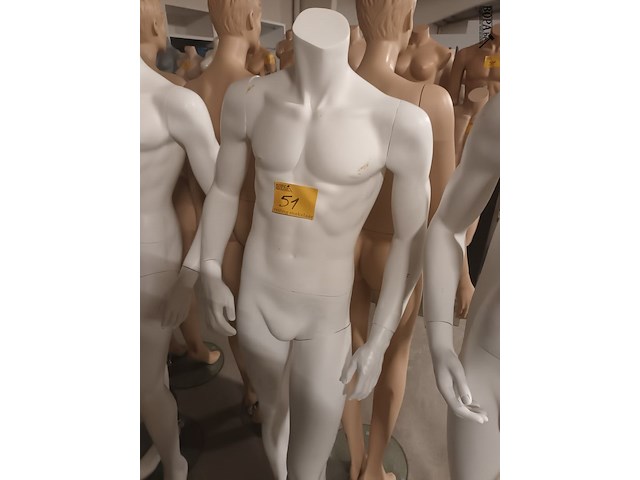 Lot 51 - witte paspop man op voet - afbeelding 1 van  3