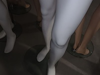 Lot 51 - witte paspop man op voet - afbeelding 2 van  3