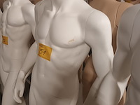 Lot 51 - witte paspop man op voet - afbeelding 3 van  3