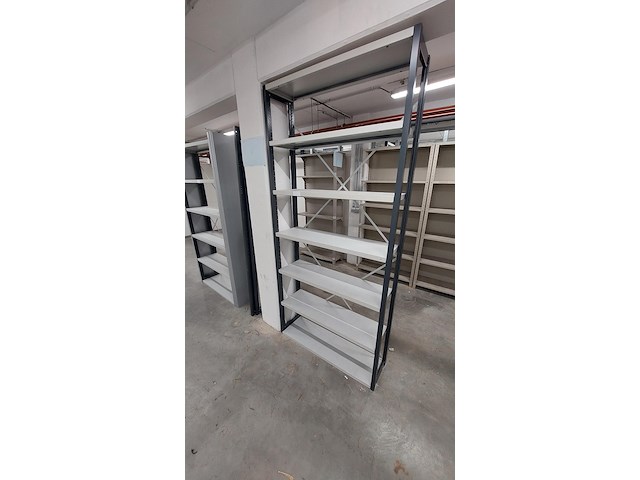 Lot 51 meter lopende stevige metalen rekken - afbeelding 16 van  32
