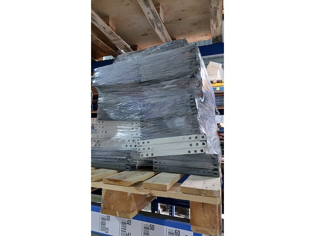 Lot 51 meter lopende stevige metalen rekken - afbeelding 25 van  32