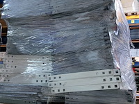 Lot 51 meter lopende stevige metalen rekken - afbeelding 25 van  32