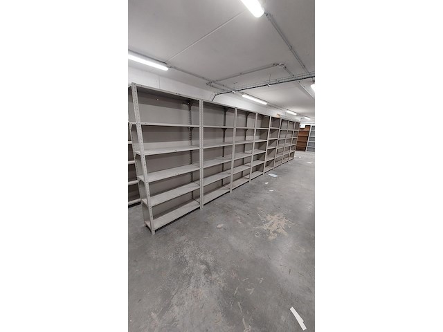 Lot 51 meter lopende stevige metalen rekken - afbeelding 32 van  32