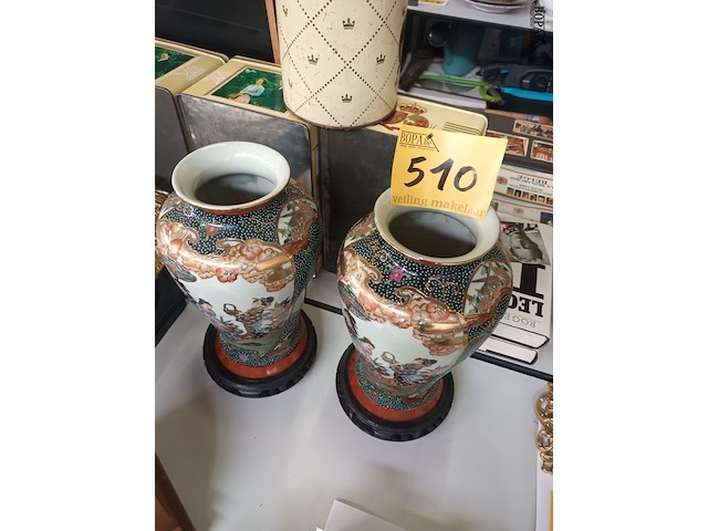 Lot 510 - koppel satsuma vazen - afbeelding 1 van  4