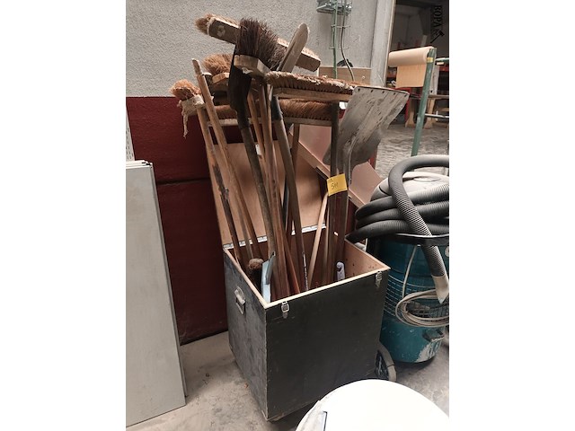 Lot 511 - houten kist met poetsmateriaal - afbeelding 1 van  4