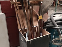 Lot 511 - houten kist met poetsmateriaal - afbeelding 1 van  4