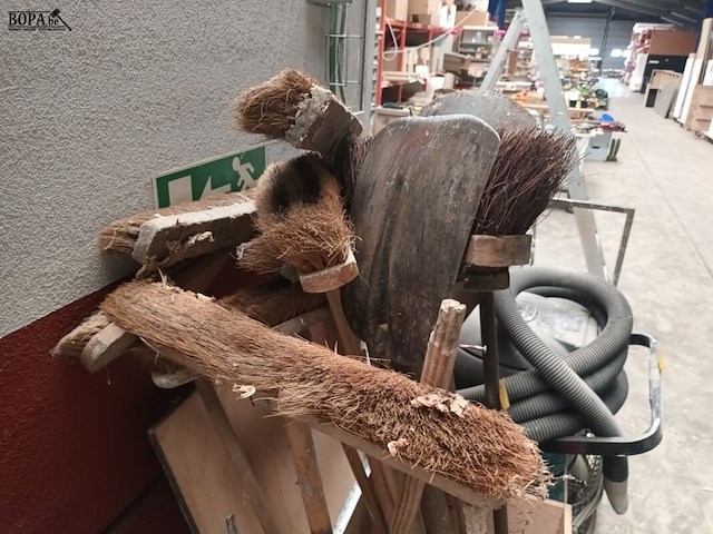 Lot 511 - houten kist met poetsmateriaal - afbeelding 3 van  4