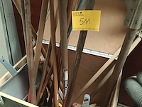 Lot 511 - houten kist met poetsmateriaal - afbeelding 4 van  4
