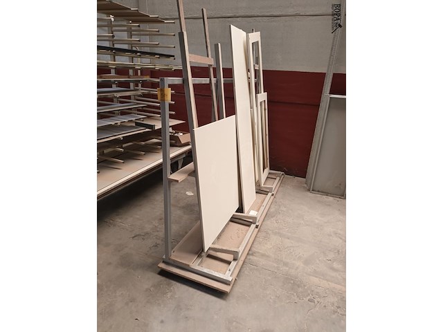 Lot 514 - glasbok met inhoud - afbeelding 1 van  3