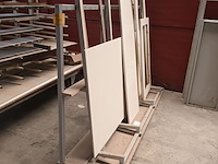 Lot 514 - glasbok met inhoud - afbeelding 1 van  3
