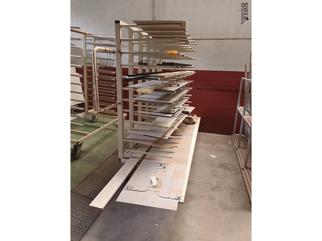 Lot 515 - mobiel draagarmrek met inhoud - afbeelding 1 van  2