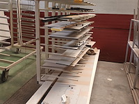 Lot 515 - mobiel draagarmrek met inhoud - afbeelding 1 van  2