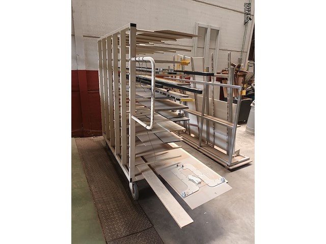 Lot 515 - mobiel draagarmrek met inhoud - afbeelding 2 van  2