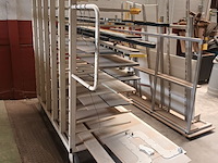 Lot 515 - mobiel draagarmrek met inhoud - afbeelding 2 van  2