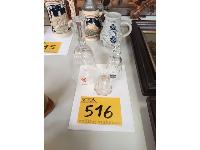 Lot 516 - bellen in kristal en glas. 3 stuks - afbeelding 1 van  3